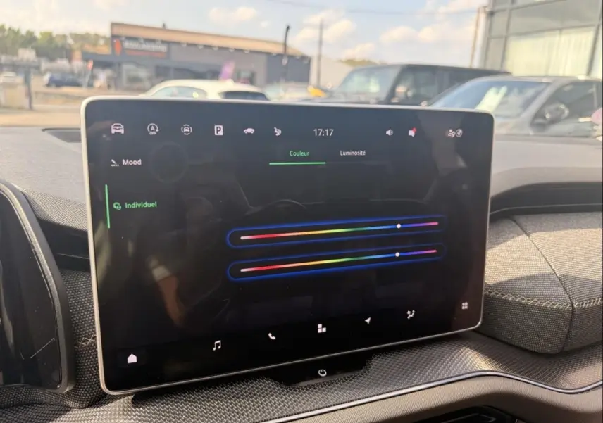 Écran tactile central du Skoda Kodiaq 2024 affichant les réglages de couleur d'ambiance intérieure, vue de face.