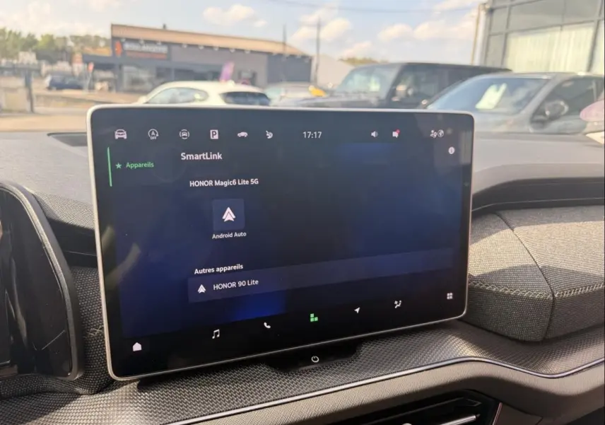 Écran tactile central du Skoda Kodiaq 2024, vue intérieure avec finition tissu gris et tableau de bord texturé.