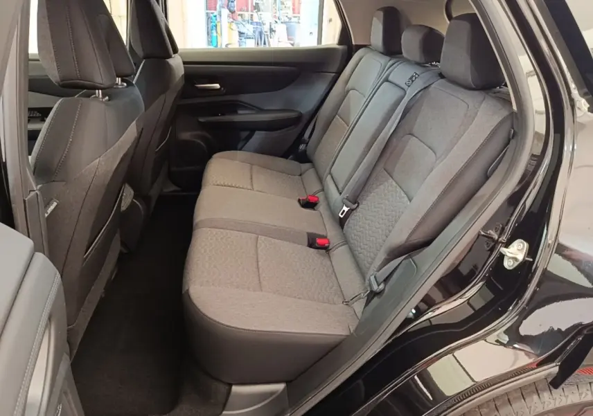 Vue côté droit sur la banquette arrière grise du Nissan Ariya 63kWh noir, montrant les sièges 3 places et ceinture de sécurité.