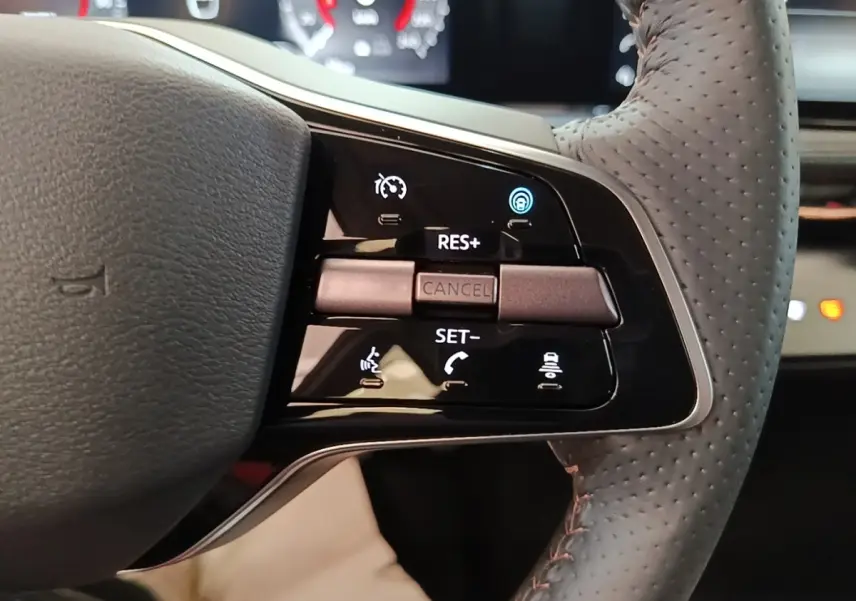 Gros plan sur le volant cuir noir multifonctions à droite du Nissan Ariya 63kWh 218ch Engage 2026.
