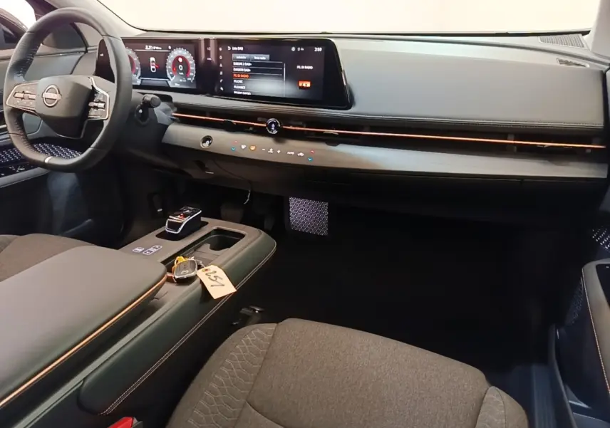 Intérieur du Nissan Ariya 63kWh 218ch Engage 2026, vue tableau de bord et console centrale avec écran tactile large.