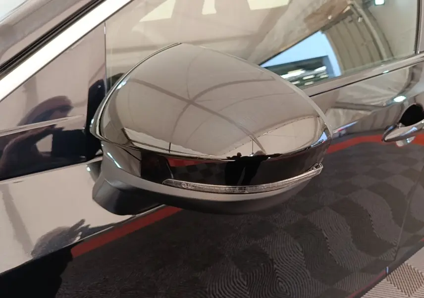 Rétroviseur droit noir brillant du Nissan Ariya 63kWh 218ch Engage, vue rapprochée sur la portière côté droit.