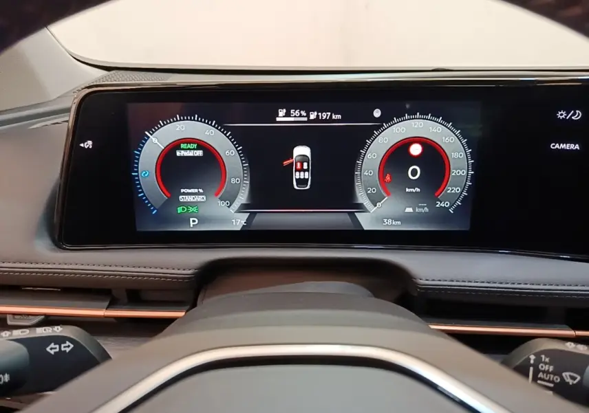 Vue rapprochée du tableau de bord numérique du Nissan Ariya noir 2026, affichage multifonctions et vitesse à 0 km/h.
