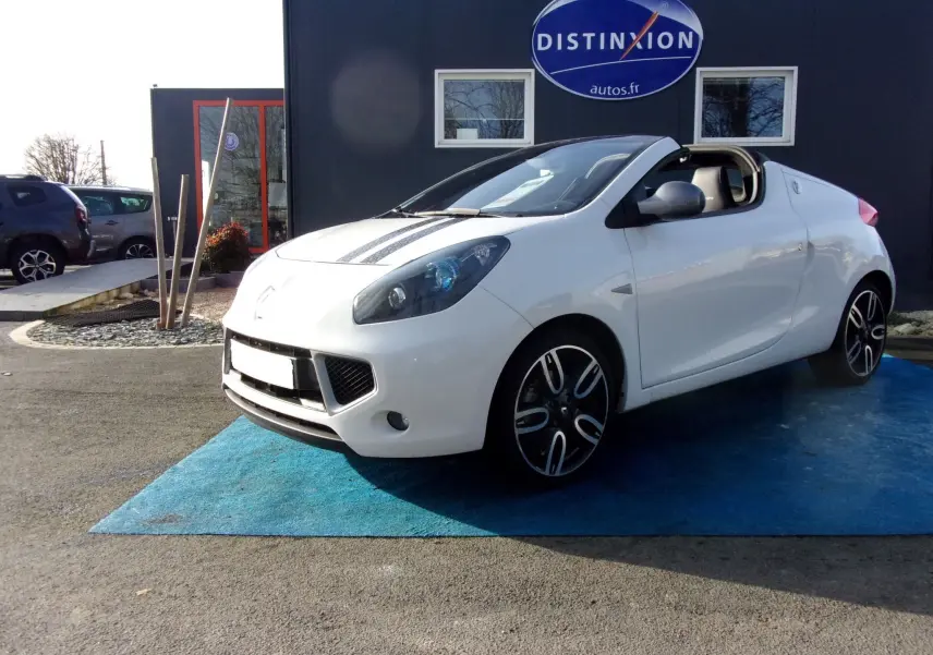 Renault Wind blanc glacier 3/4 avant droit avec bandes noires sur le capot et jantes alliage noires.