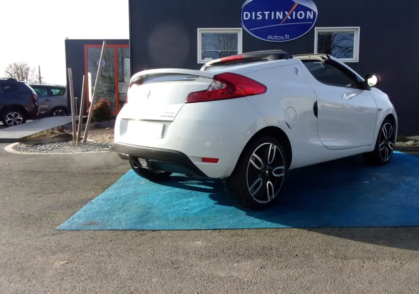 Renault Wind blanc glacier vue 3/4 arrière droit, toit ouvert et jantes alliage noires distinctives.