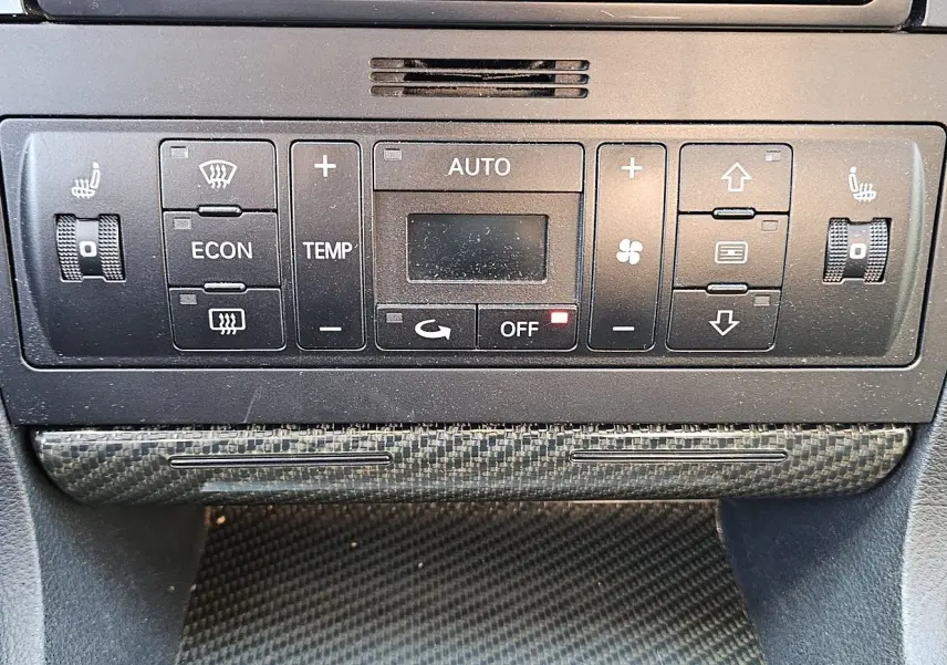 Tableau de bord de l'AUDI RS4 AVANT (B5) 2001 montrant les commandes de climatisation et sièges chauffants en carbone.