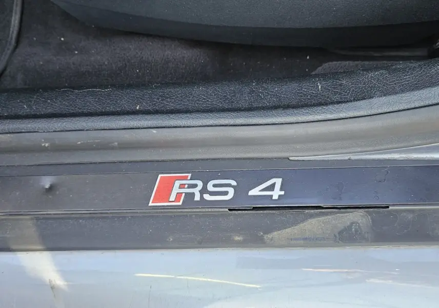 Plaque de seuil de porte avec logo RS4 sur une Audi RS4 Avant grise, vue en gros plan côté gauche intérieur.