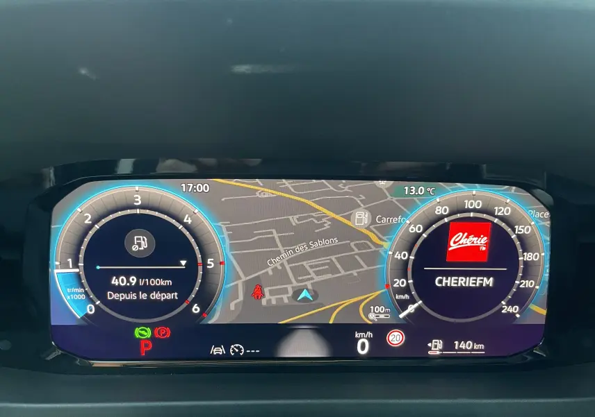 Tableau de bord numérique du Volkswagen Crafter Van 2025 affichant navigation et compte-tours en vue frontale.