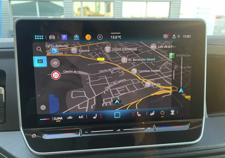 Écran tactile 10'' du système de navigation Discover Média dans le tableau de bord du Volkswagen Crafter noir intense.