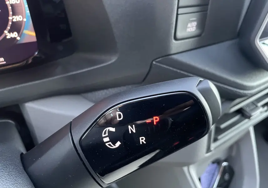 Le levier de boîte automatique noir du Volkswagen Crafter Van 2025, affichant la position parking P en rouge.