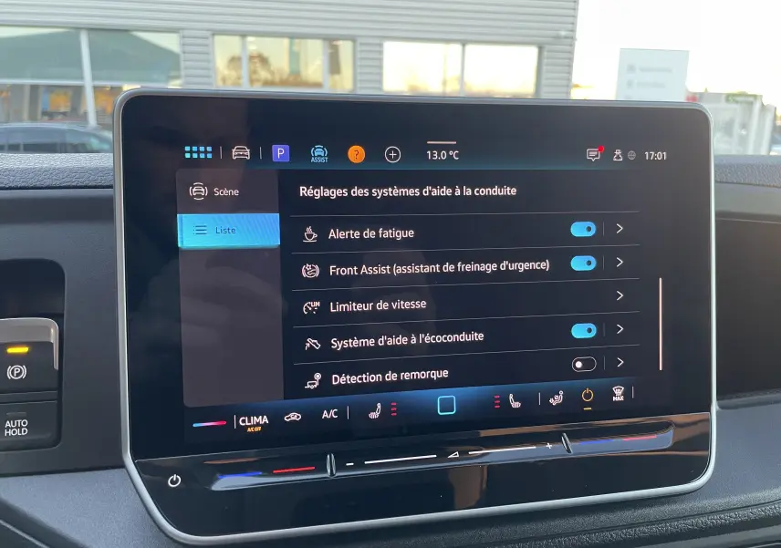 Écran tactile 10,4'' du système d'aide à la conduite dans le tableau de bord du Volkswagen Crafter noir intense 2025.