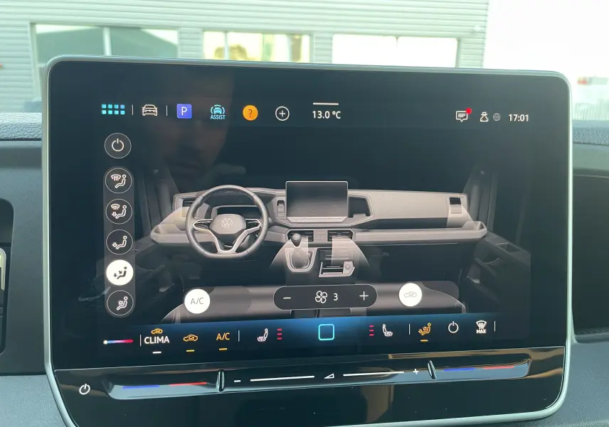 Écran tactile du système de navigation du Volkswagen Crafter Van 2025 montrant le tableau de bord et le volant.