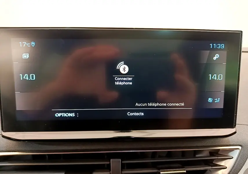 Écran tactile central affichant la connexion Bluetooth, dans l’habitacle du Peugeot 3008 rouge, vue de face.