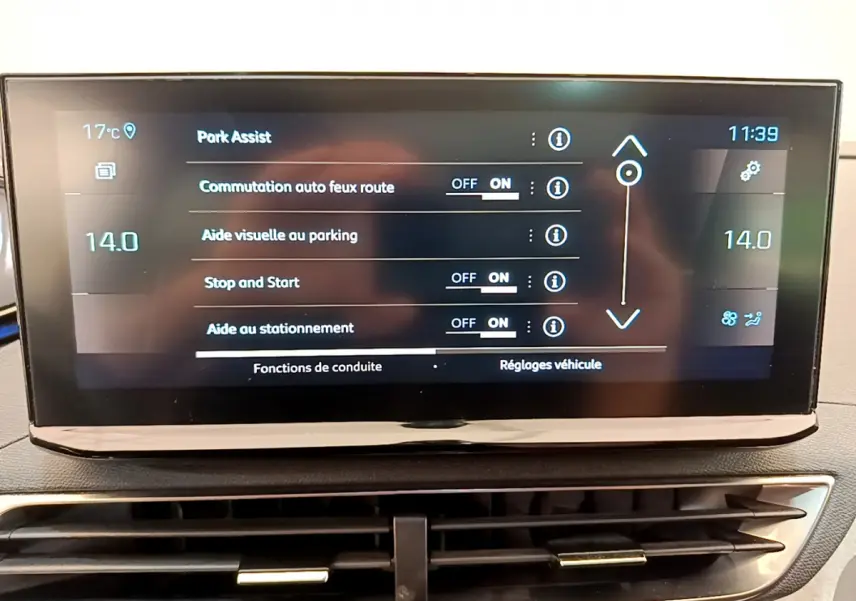 Écran tactile central du tableau de bord du Peugeot 3008 GT rouge, affichant les réglages d'aide au stationnement.