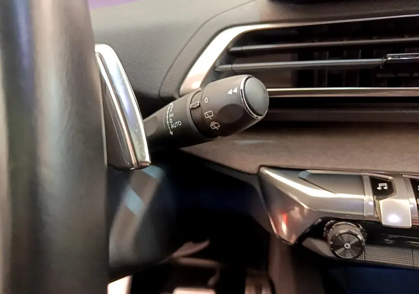 Détail du commodo d’essuie-glace et partie droite du tableau de bord noir et gris du Peugeot 3008 GT 2021.