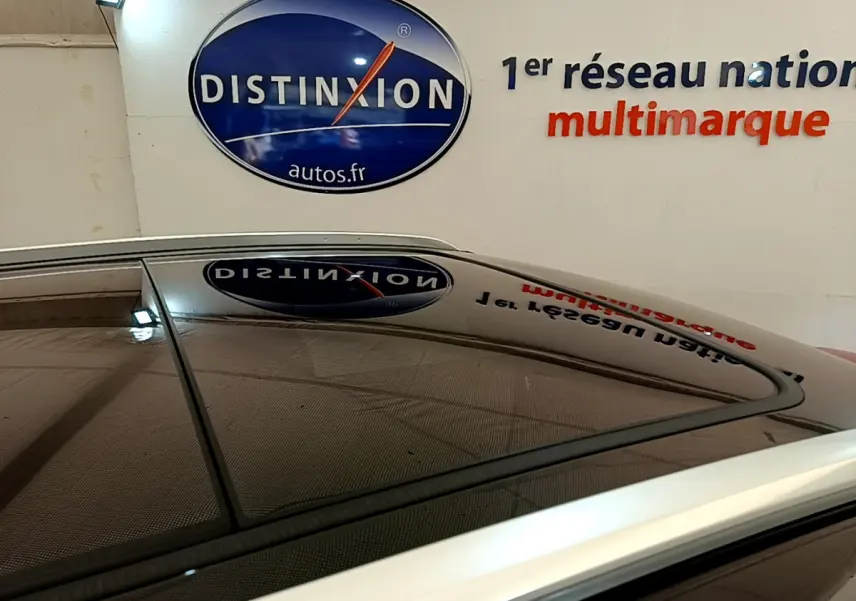 Toit ouvrant panoramique en verre du Peugeot 3008 GT rouge, vue rapprochée en plongée sur le toit.