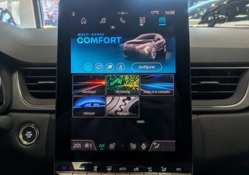 Écran tactile central du Renault Captur E-TECH 2026 affichant le mode Confort avec interface moderne et commandes climatisation.
