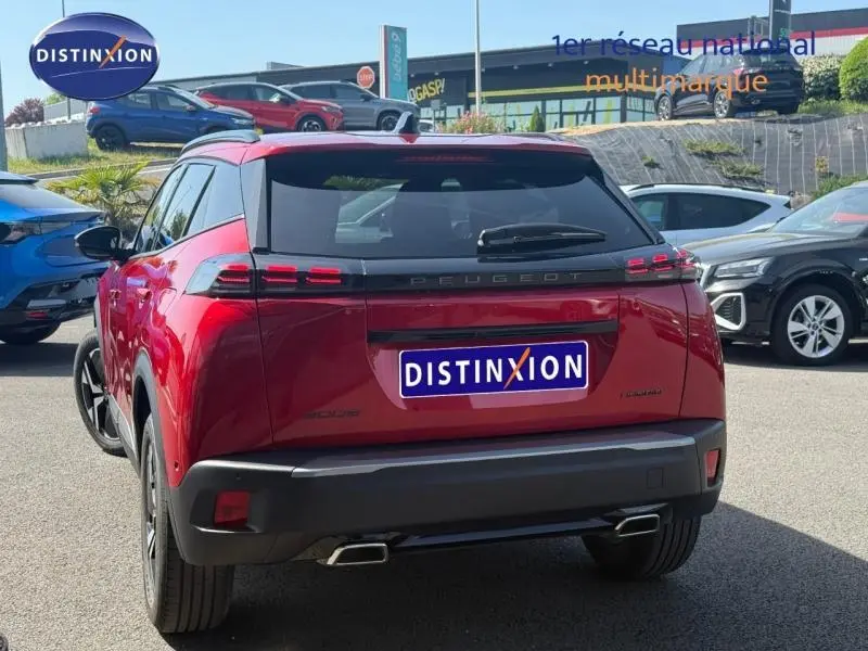 Vue arrière d'un Peugeot 2008 rouge Elixir 2025 avec feux arrière LED et double sortie d'échappement.