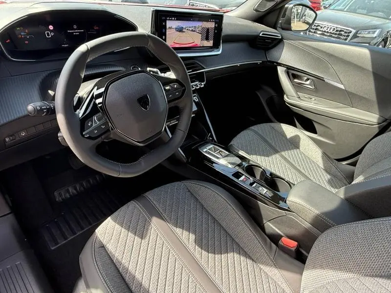 Intérieur de la Peugeot 2008 1.2 Hybrid 145ch Allure 2025, vue côté conducteur, tableau de bord et console centrale modernes.