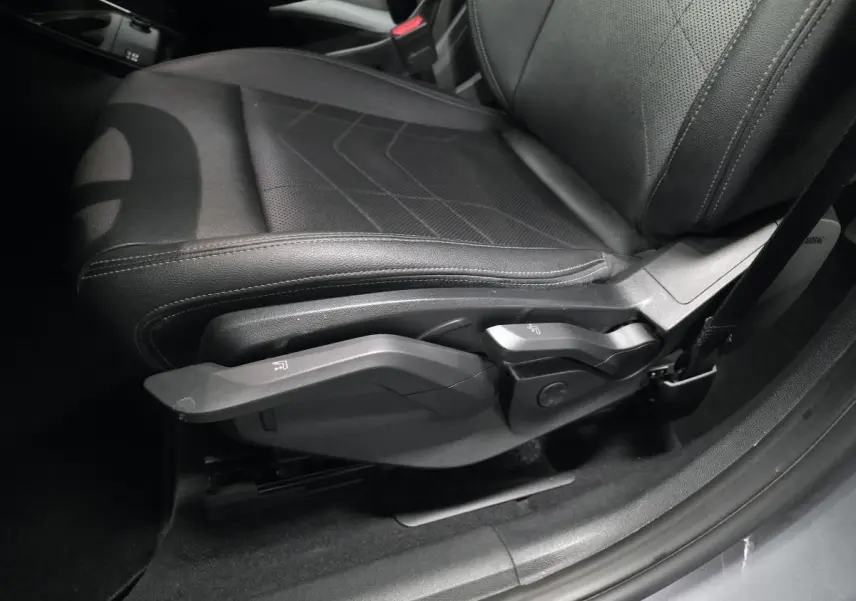 Gros plan sur le siège avant gauche en similicuir noir perforé de la BMW Série 2 218d Active Tourer 2023.