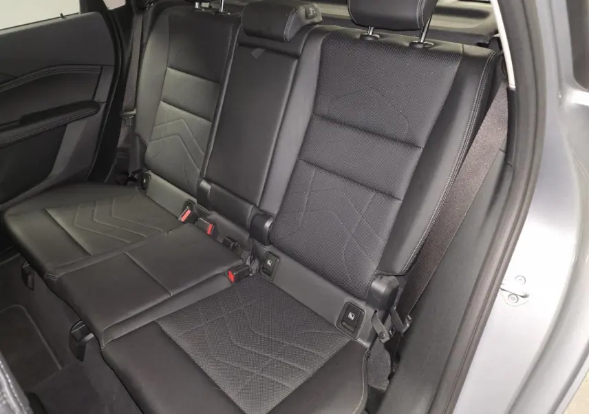 Vue côté droit de la banquette arrière en similicuir noir perforé dans une BMW Série 2 Active Tourer gris métallisé.