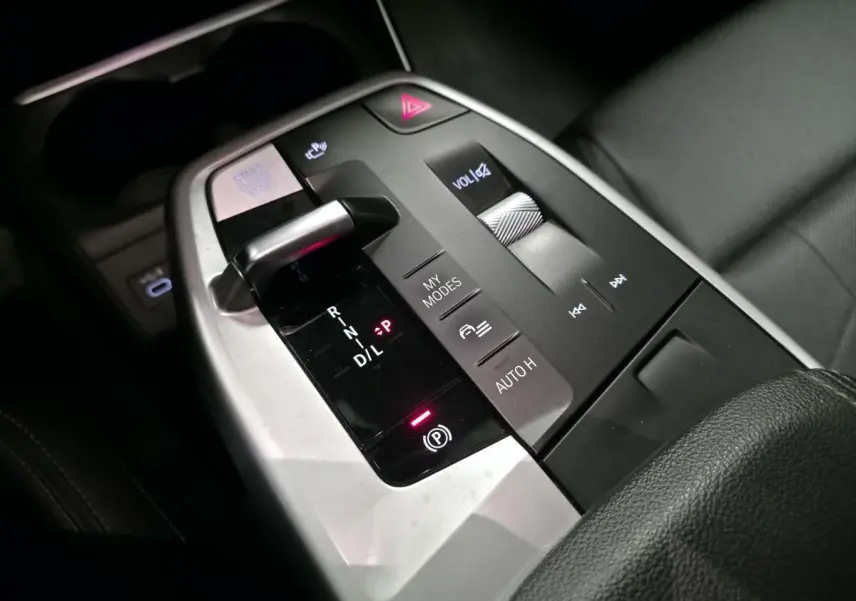 Gros plan sur la console centrale grise et noire de la BMW Série 2 218d Active Tourer avec levier de boîte auto et commandes multifonctions.