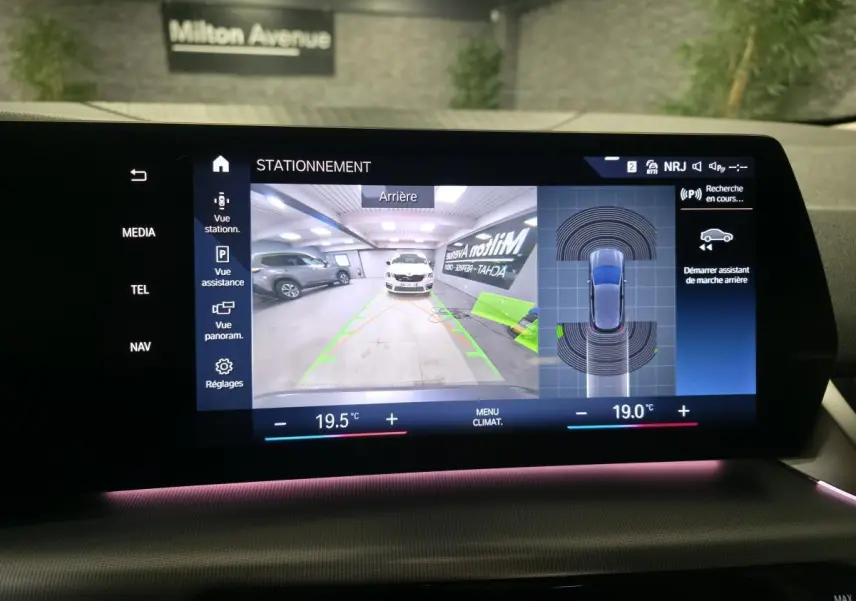 Vue écran tactile intérieur montrant la caméra de recul et l'assistant de stationnement du BMW Série 2 gris métallisé.