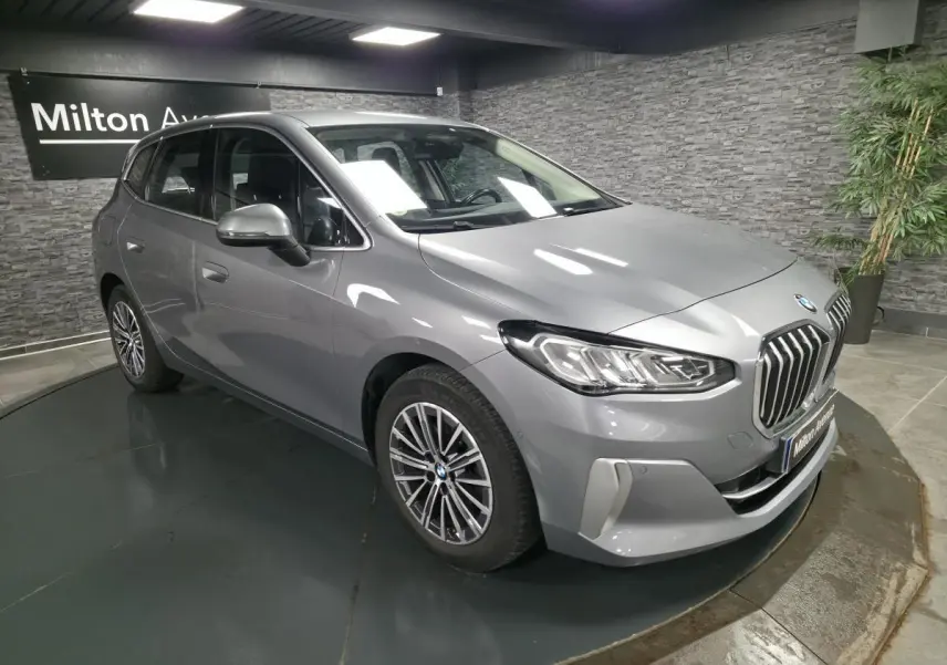 BMW Série 2 218d Active Tourer gris métallisé vue 3/4 avant avec calandre chromée et jantes alliage 17 pouces.
