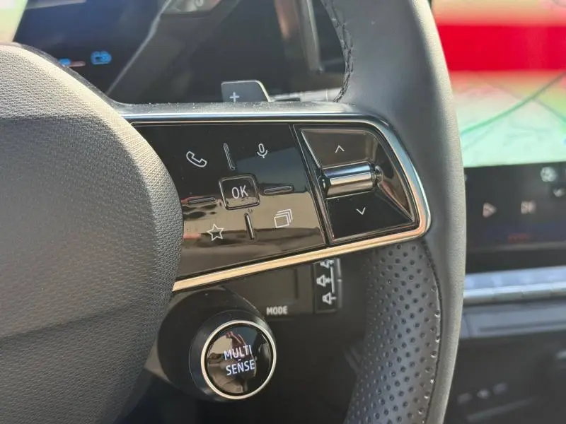 Gros plan sur les commandes à droite du volant perforé du Renault Austral 2025, avec bouton Multi-Sense visible.