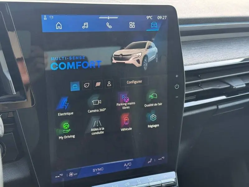 Écran tactile central du Renault Austral 2025 montrant les options de conduite en mode Comfort, intérieur noir.