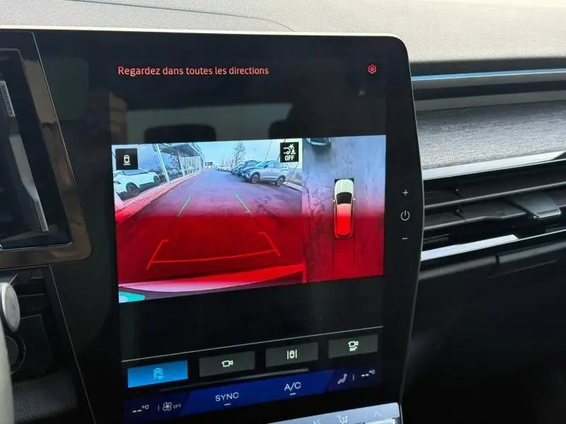 Vue rapprochée de l'écran central du Renault Austral 2025 affichant la caméra de recul avec vue 360°, intérieur noir et détails gris.