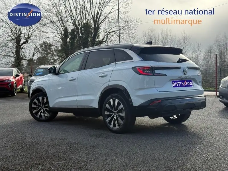 Renault Austral blanc nacré avec toit noir étoilé, vue 3/4 arrière droit, SUV hybride 2025 au design moderne.