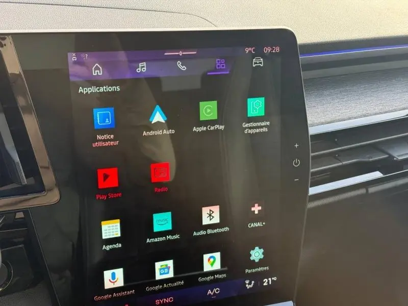 Vue intérieure centrée sur l'écran tactile multimédia du Renault Austral 2025, avec tableau de bord clair et détails modernes.