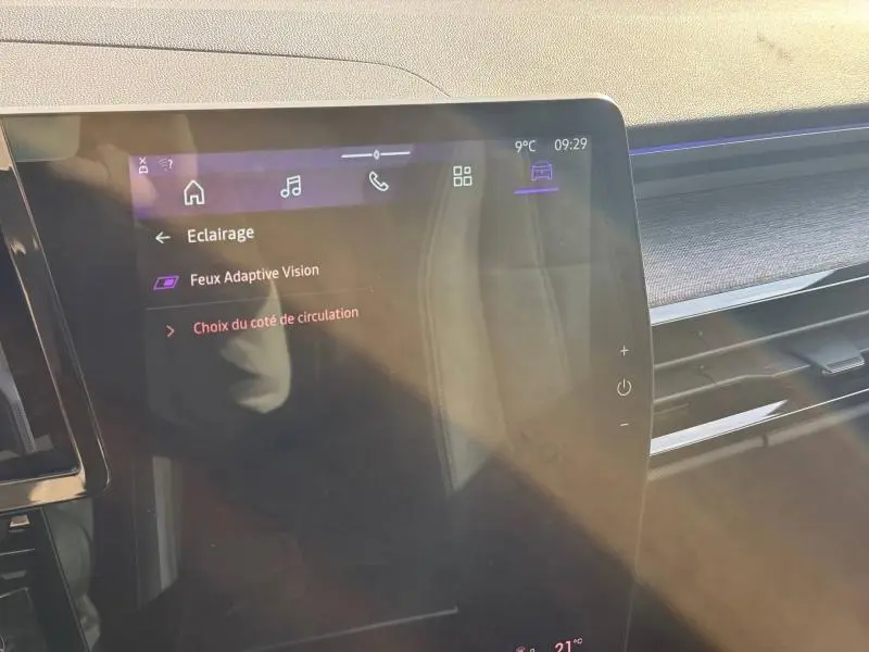 Écran tactile central du Renault Austral 2025 affichant les réglages d'éclairage dans un intérieur moderne.