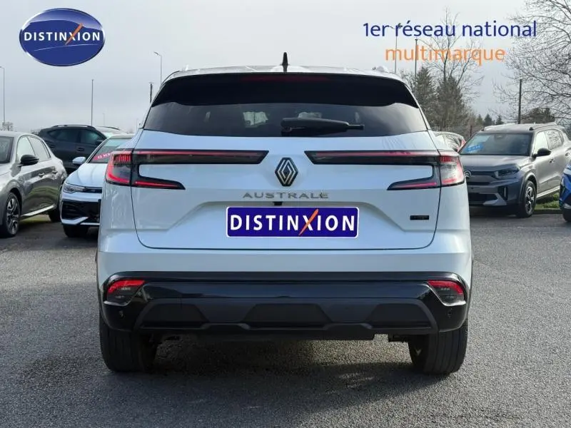 Vue arrière d'un Renault Austral blanc nacré avec toit noir étoilé, mettant en valeur ses feux arrière fins et son logo central.