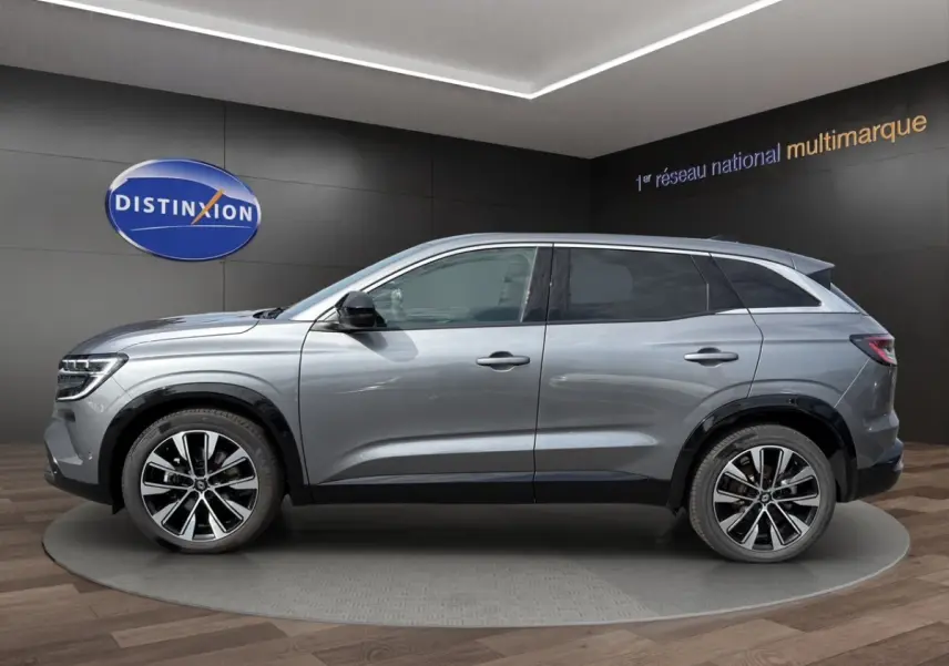 Renault Austral gris foncé en profil droit, avec jantes alliage et rétroviseurs noirs rabattables électriquement.