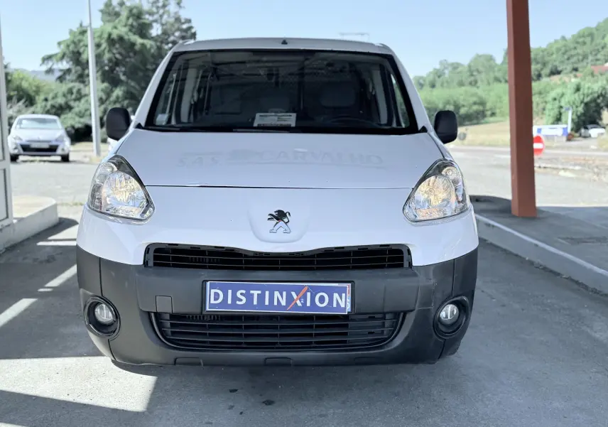 Vue de face d’un Peugeot Partner blanc avec pare-chocs noir et plaque d’immatriculation Distinxion.