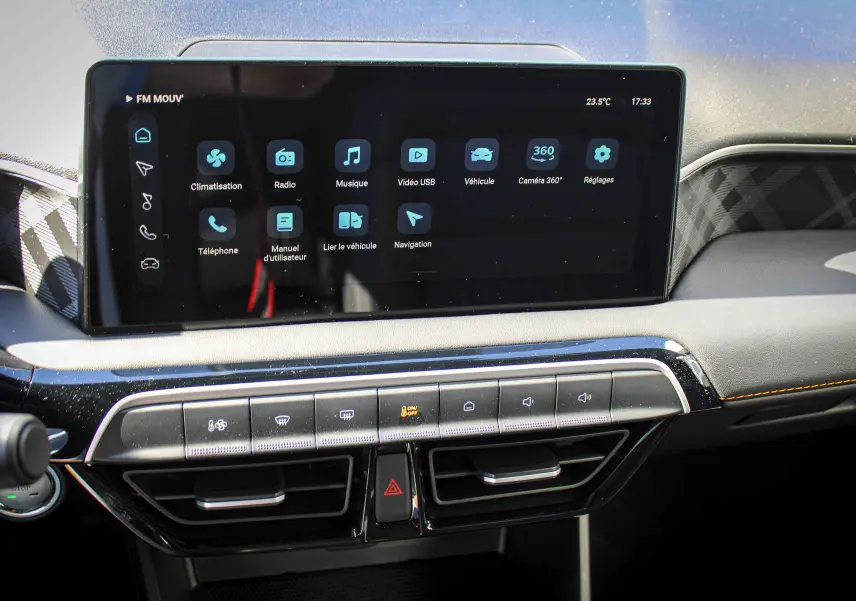 Vue rapprochée de l’écran tactile central et de la console du MG3 1.5L Hybrid+ gris Hampstead avec commandes climatisation et design moderne.
