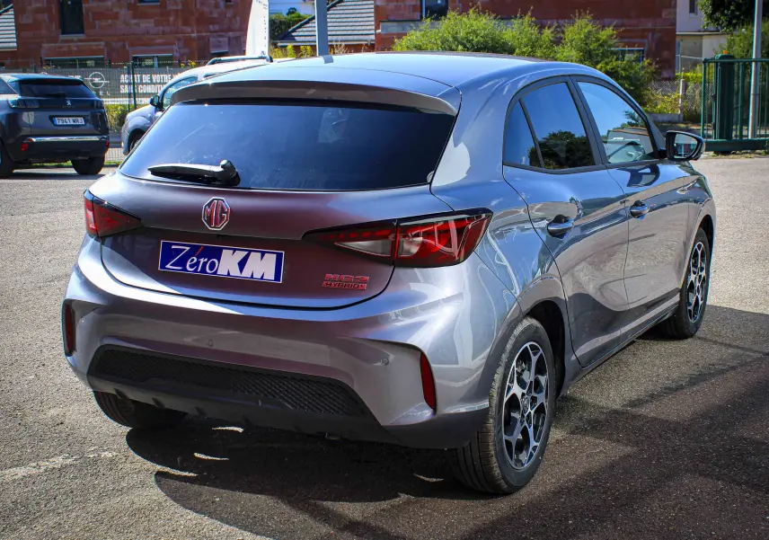 Vue 3/4 arrière droite de la MG3 1.5L Hybrid+ 195CH Luxury en gris métallisé Hampstead avec jantes spécifiques et vitres teintées.