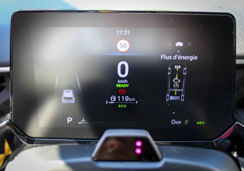 Écran numérique du tableau de bord du MG3 1.5L Hybrid+ 2026 affichant vitesse, autonomie et flux d'énergie.