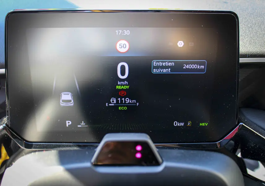 Affichage numérique du tableau de bord du MG3 1.5L HYBRID+ 195CH Luxury montrant la vitesse à 0 km/h et autonomie 119 km.
