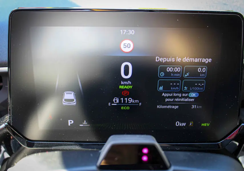 Écran digital du tableau de bord du MG3 1.5L HYBRID+ 195CH Luxury affichant la vitesse et l'autonomie.