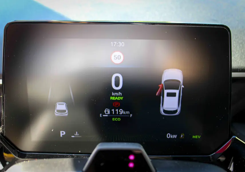 Affichage numérique du tableau de bord du MG3 1.5L Hybrid+ 195ch Luxury, montrant la vitesse à 0 km/h et l'autonomie de 119 km.