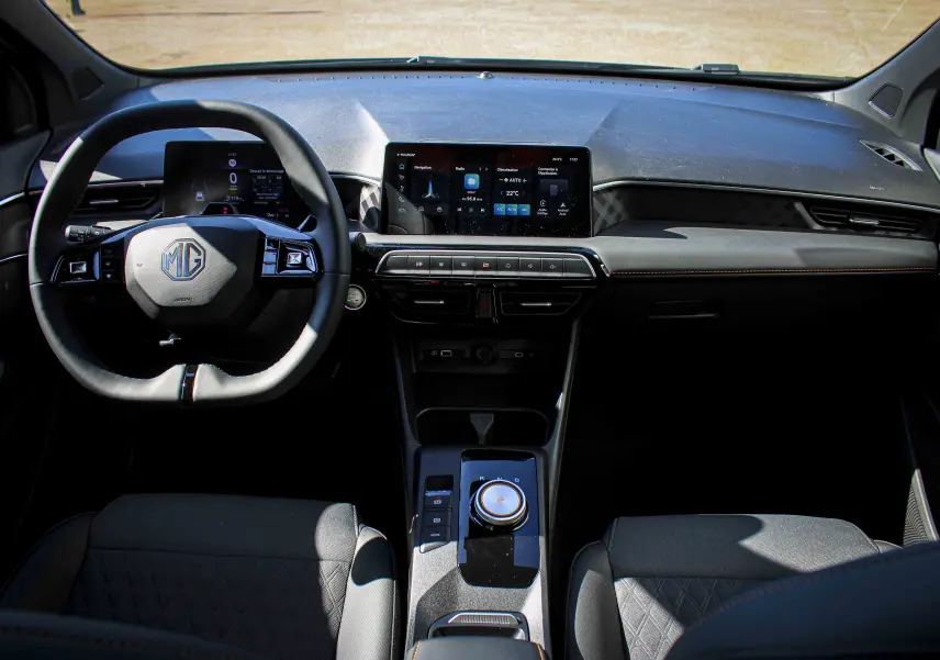 Vue intérieure frontale du tableau de bord noir et volant du MG3 1.5L Hybrid+ 195CH Luxury, avec écran tactile central.
