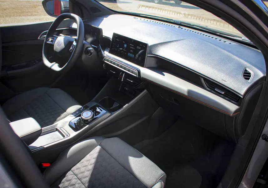 Vue intérieure côté conducteur du MG3 2026, mettant en valeur le tableau de bord noir et la console centrale moderne avec écran tactile.