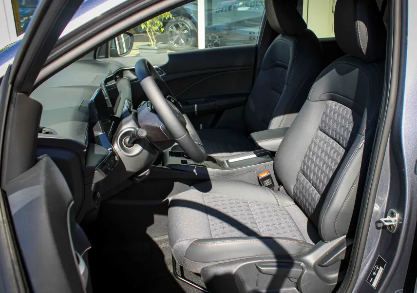Vue intérieure côté conducteur du MG3 1.5L HYBRID+ 195CH Luxury en gris Hampstead, sièges tissu et cuir avec surpiqûres contrastées.