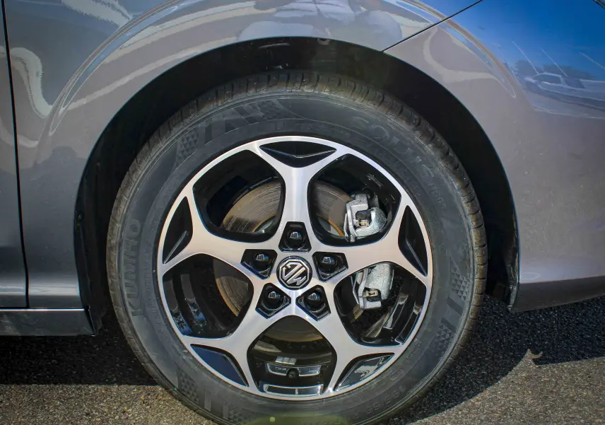 Gros plan sur la roue avant droite grise métallisée d’un MG3 1.5L Hybrid+ avec jante alliage noire et argent.