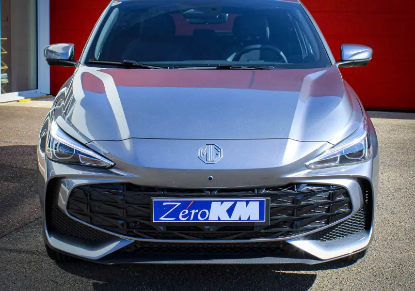 Vue frontale d'une MG3 1.5L Hybrid+ 195CH Luxury en gris Hampstead, avec calandre noire et logo MG centré.