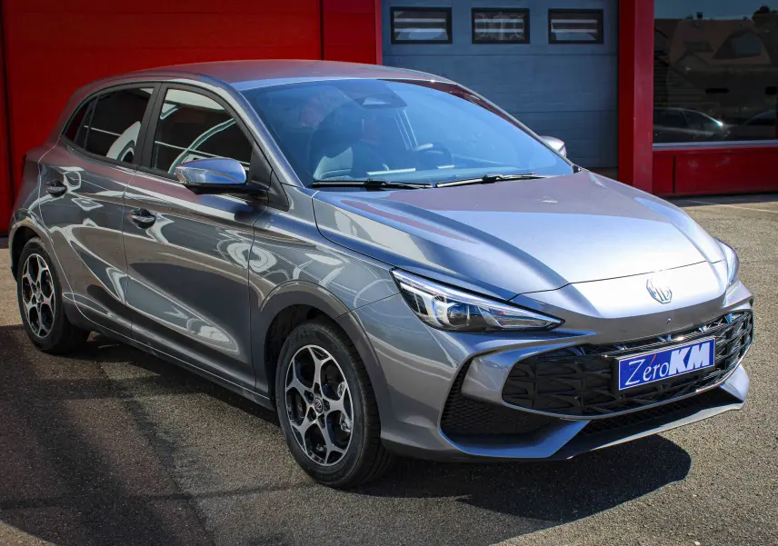 MG3 1.5L Hybrid+ gris Hampstead, vue 3/4 avant droit, calandre noire et jantes alliage distinctives.