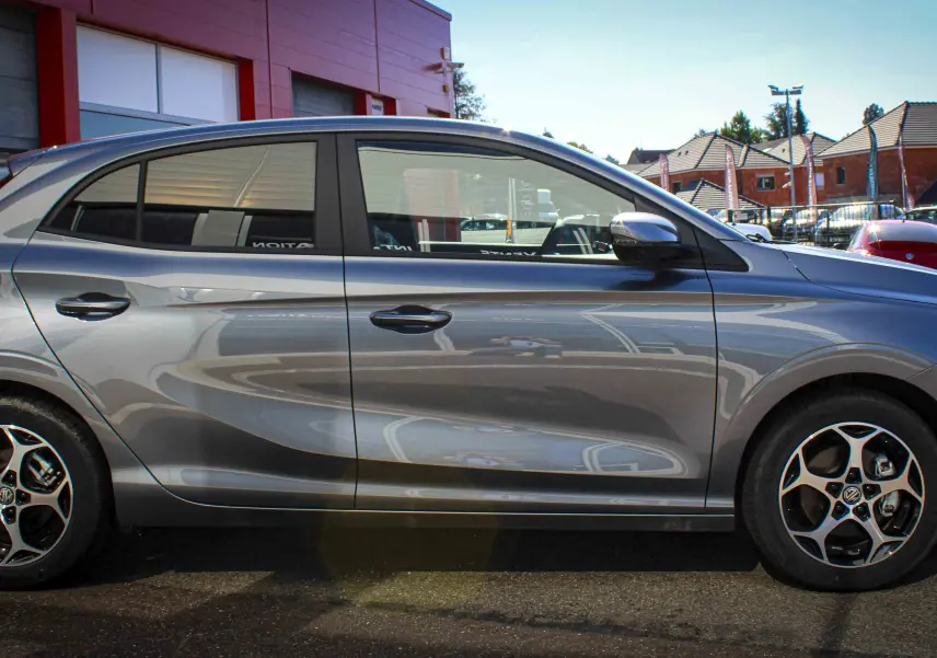 Vue de profil côté gauche d'une MG3 1.5L Hybrid+ gris métallisé Hampstead, avec jantes alliage et carrosserie lisse.